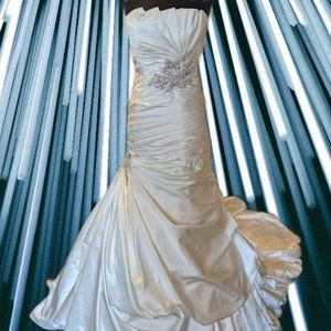 Maggie Sottero Courtoure Wedding Bridal Gown